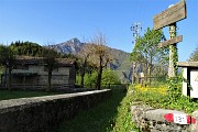 13 Accanto alla chiesa vediamo il sentiero 131 proveniente da Cantiglio che faremo al rientro dell'anello